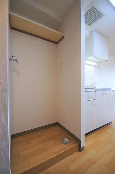 画像17:玄関とキッチンの間に洗濯機御置き場があります。使い勝手の良い棚もあります。