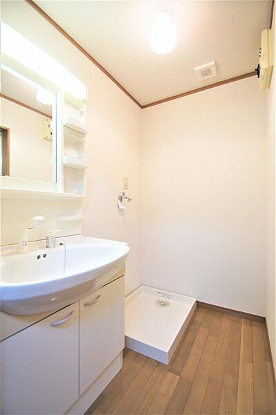 画像21:洗面所には洗面化粧台、洗濯機置き場があります。
