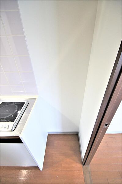 画像14:キッチン脇の冷蔵庫スペース。