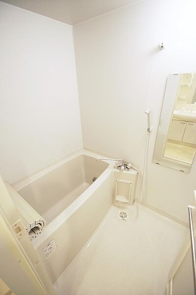 画像12:浴室は鏡付、キレイに清掃されてます。