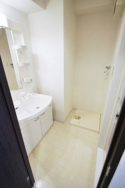 画像15:洗面所には独立洗面化粧台、洗濯防水バンあります。