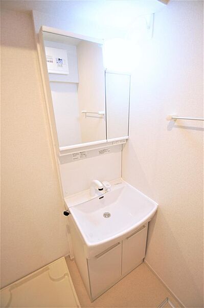 画像19:人気のシャワー付き洗面化粧台です。身だしなみを整える際に便利です。