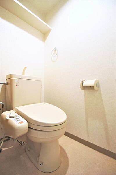 画像15:トイレは温水洗浄機能付きです。小棚がありトイレットペーパーなどの保管に便利です。