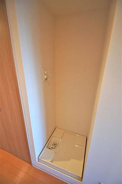 画像13:キッチン横に室内洗濯機置き場があります。防水パンは備え付けです。