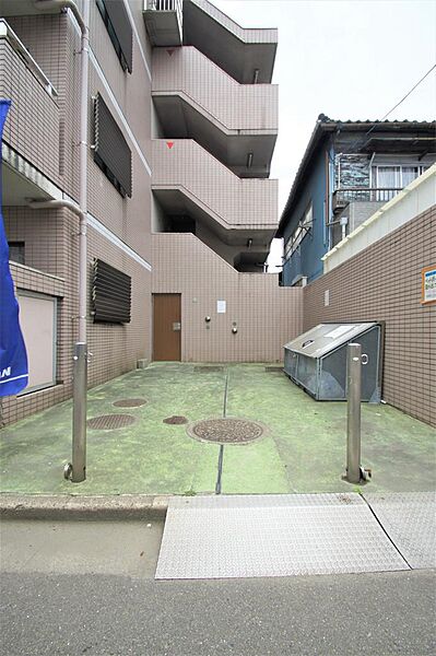 画像24:敷地内駐車場、空き状況要確認。