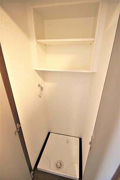 画像19:扉付きの洗濯機置き場です。防水パンは備え付けです。