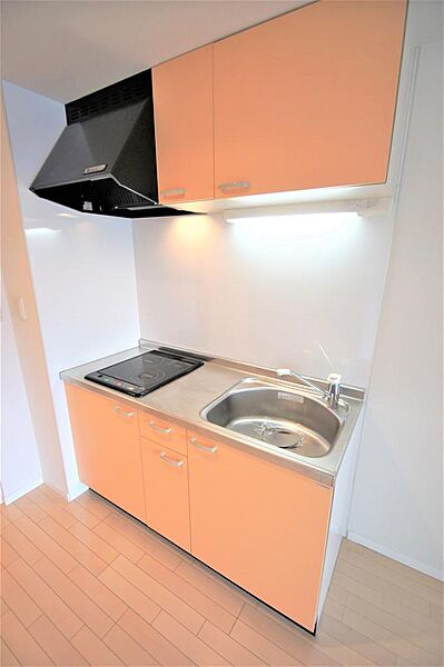 画像12:人気のシステムキッチンです。横には冷蔵庫を設置するスペースがございます。