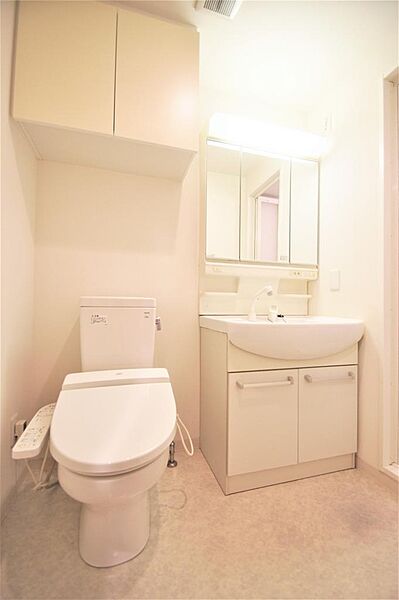 画像18:洗面所はトイレと同室になります。トイレは温水洗浄機能付きです。