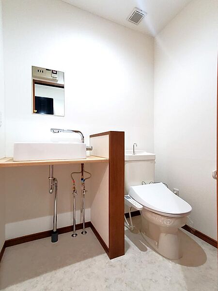 画像21:洗面所には洗面化粧台、トイレがあります。