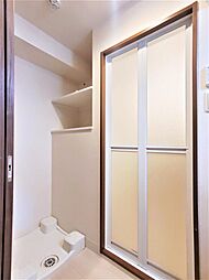 洗面所、室内洗濯機置き場、防水パンは備え付けです。