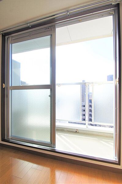 画像22:西向きの窓は大きく採光が取れます。