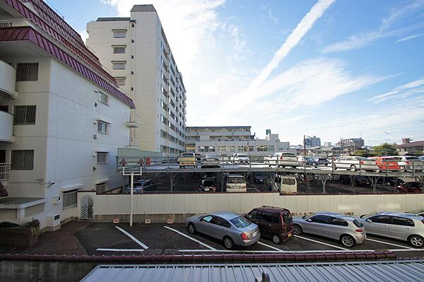 画像22:前面は駐車場になっており、日当たり良好です。(別部屋からの眺望になります。)