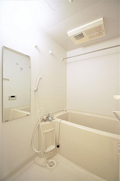 画像14:大きな鏡付きのお風呂です。追焚機能も付いております。