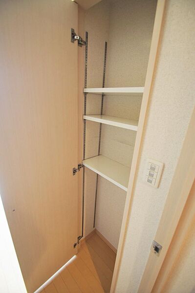 画像8:キッチン裏側には便利な収納スペース。高さ調節も可能です。
