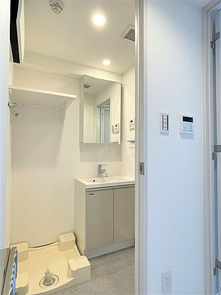 画像14:洗面所には洗面化粧台、洗濯機置き場があります。防水パンは備え付けです。