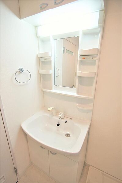 画像18:縦型照明シャワー付き洗面化粧台です。上部には小物入れもあります。
