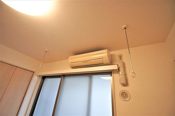 画像19:室内干しに便利な天井吊り下げタイプのランドリーポール付き。