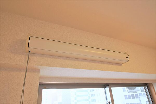 画像7:ＬＤＫの窓上部には収納型の室内干しが付いておりますので日当たりのよい窓際で室内干し可能です。