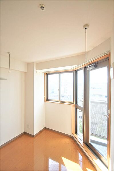 画像10:窓側の天井には物干し竿用のフックがあります。室内干し可能