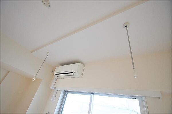 画像18:天井吊り下げタイプのランドリーポールが備え付けなので効率よく室内干しが可能です。