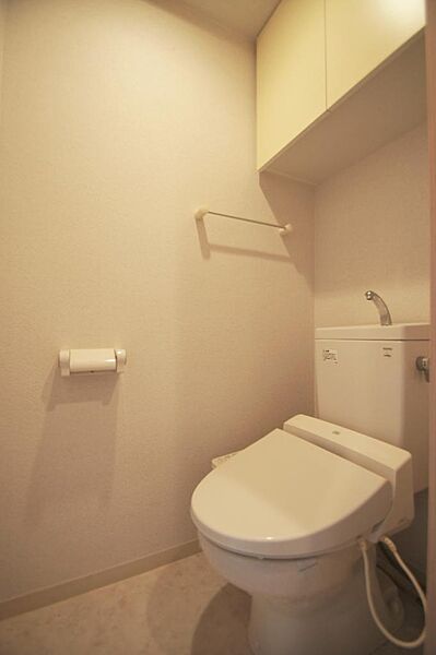 画像17:トイレは温水洗浄機能付きです。上部に棚もあり収納できます。