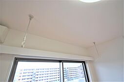 天気の悪い日は室内で洗濯物を干せます。