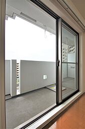南向きのバルコニーは広く開放的です。