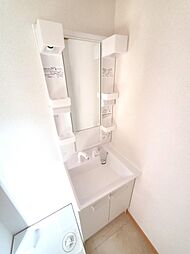 人気のシャワー付き洗面化粧台です。身だしなみを整える際に便利です。