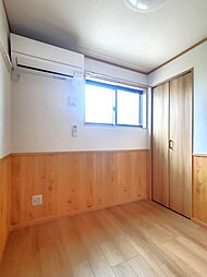 洋室3.3帖、照明器具は備え付けです。