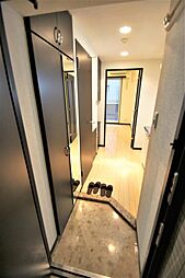 玄関から見たお部屋、ダウンライトで足元が明るくなっております。
