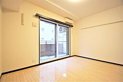 洋室８帖、照明器具は備え付けです。
