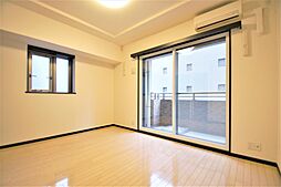 洋室８帖、照明器具は備え付けです。