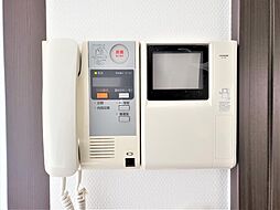 モニター付きインターホンで訪問者を確認できます。