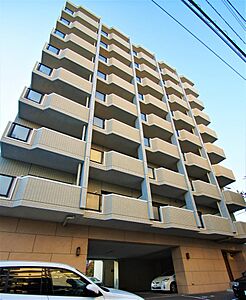 外観：SRC造9階建てオートロックマンション