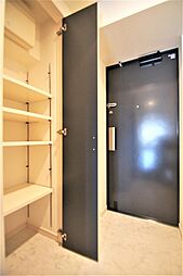 玄関から見たお部屋、大きなシューズボックスがあります。
