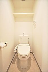 トイレは温水洗浄機能付きです。上部に小棚があります。