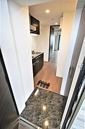 玄関から見たお部屋、ダウンライトで足元が明るくなっております。