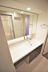 大きな三面鏡の洗面化粧台です。身だしなみを整える際に便利です。