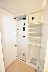 玄関横には高さ調節が可能なシューズボックスがあります。