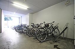 建物内にある駐輪場。