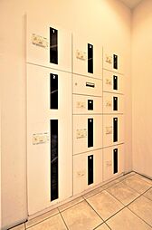 人気設備の宅配ＢＯＸがあり、不在時の荷物の受け取りに便利です。