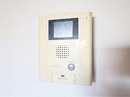 モニター付きインターホンで訪問者を確認できます。