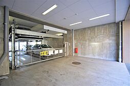 マンション１階にある機械式駐車場。
