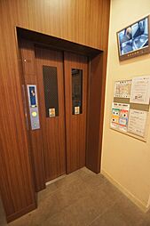 モニター付きのエレベーターです。