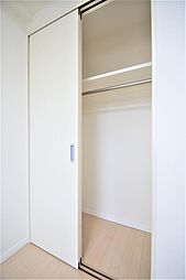 クローゼットは大きく物だけでなく洋服もスッキリ収納できます。