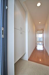 玄関から見たお部屋、ダウンライトがあり足元が明るくなっております。