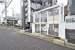 マンション北にゴミ置き場があります。