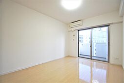 洋室9.6帖、照明器具は備え付けです。