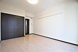 洋室９帖、照明器具は備え付けです。