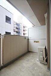 南向きのバルコニーは広く開放的です。
